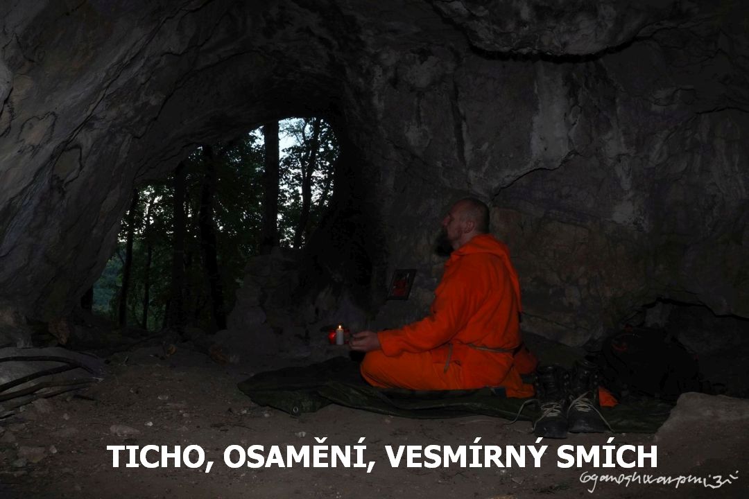 Poustevník Gyaneshwarpuri medituje v jeskyních Moravského krasu (2022).