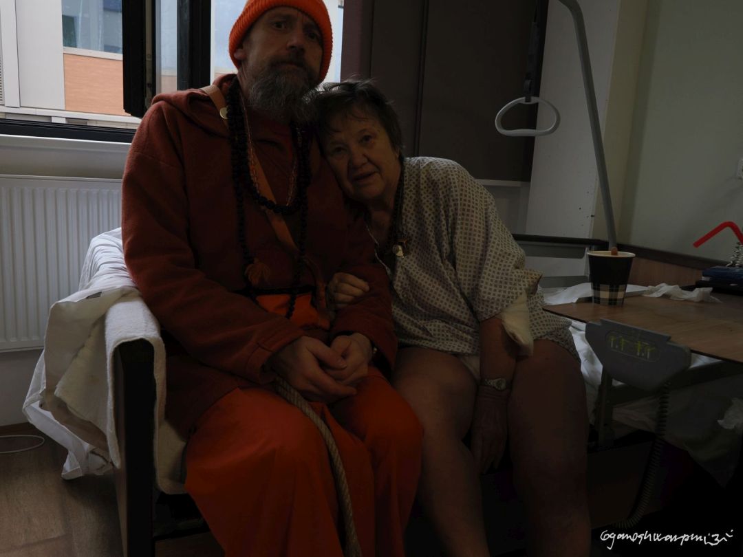 Má vlastní služba mamince nechodící a trpící depresemi. Tuto karmajógu vykonávám bez připoutanosti ke komukoli zcela dobrovolně na základě osobního požehnání Višvagurudžího, ačkoli jsem již mnich. Kdo můžeš rozuměj (2026).