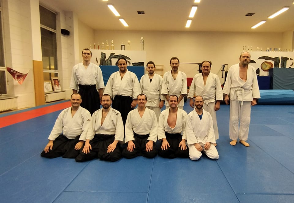 Na tréninku aikido pod vedením Zdenka Reguliho 6 Dan v Brně - Komárově. Já zcela vpravo s bílým páskem. Foto: anonym (2022).