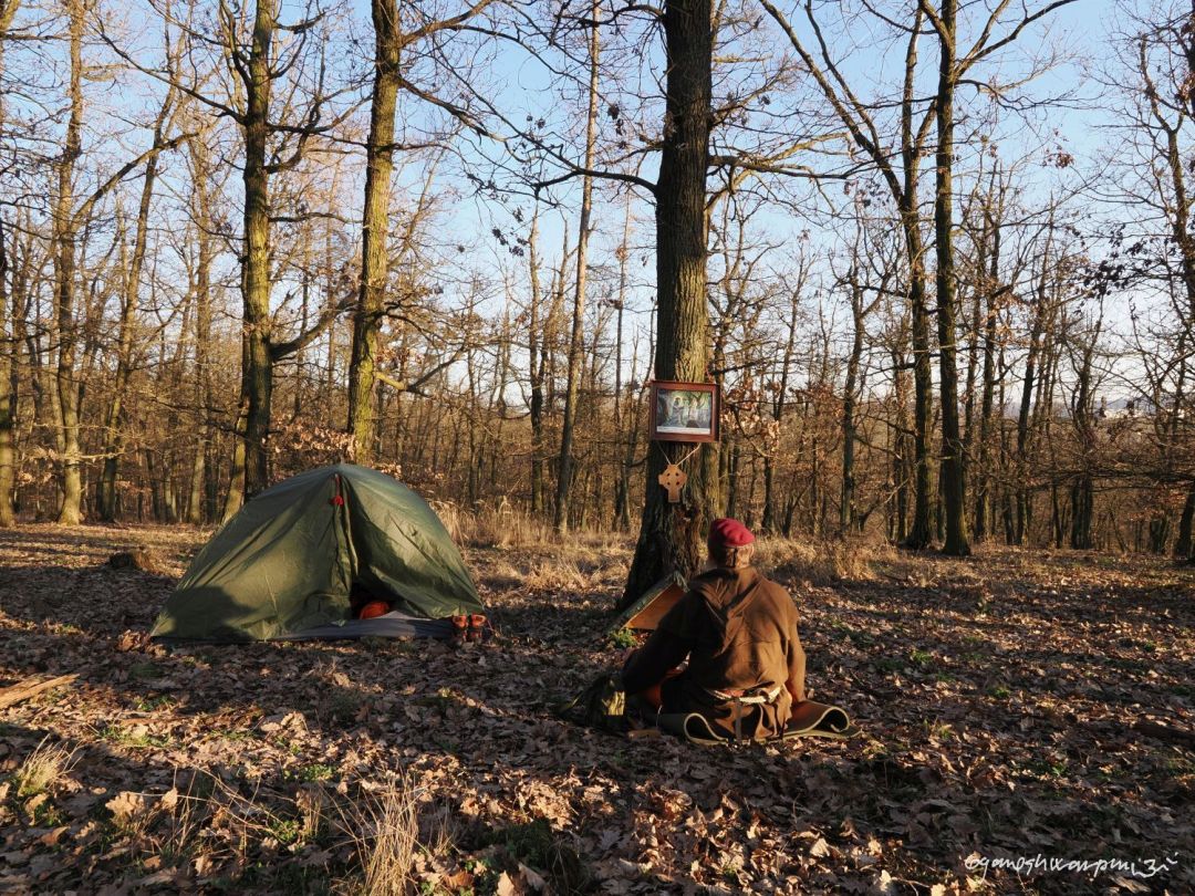 Meditace a pranajáma před mým oltářem druidům, kteří v pravěku žili nepochybně na tomto hradisku.