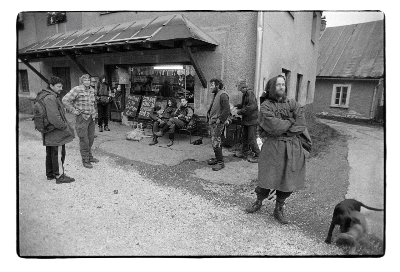 Horní Maršov - náměstí. Před cestou na horský hřeben. Poustevník Gyaneshwarpuri vpravo. Foto: Bohdan Holomíček (1999).