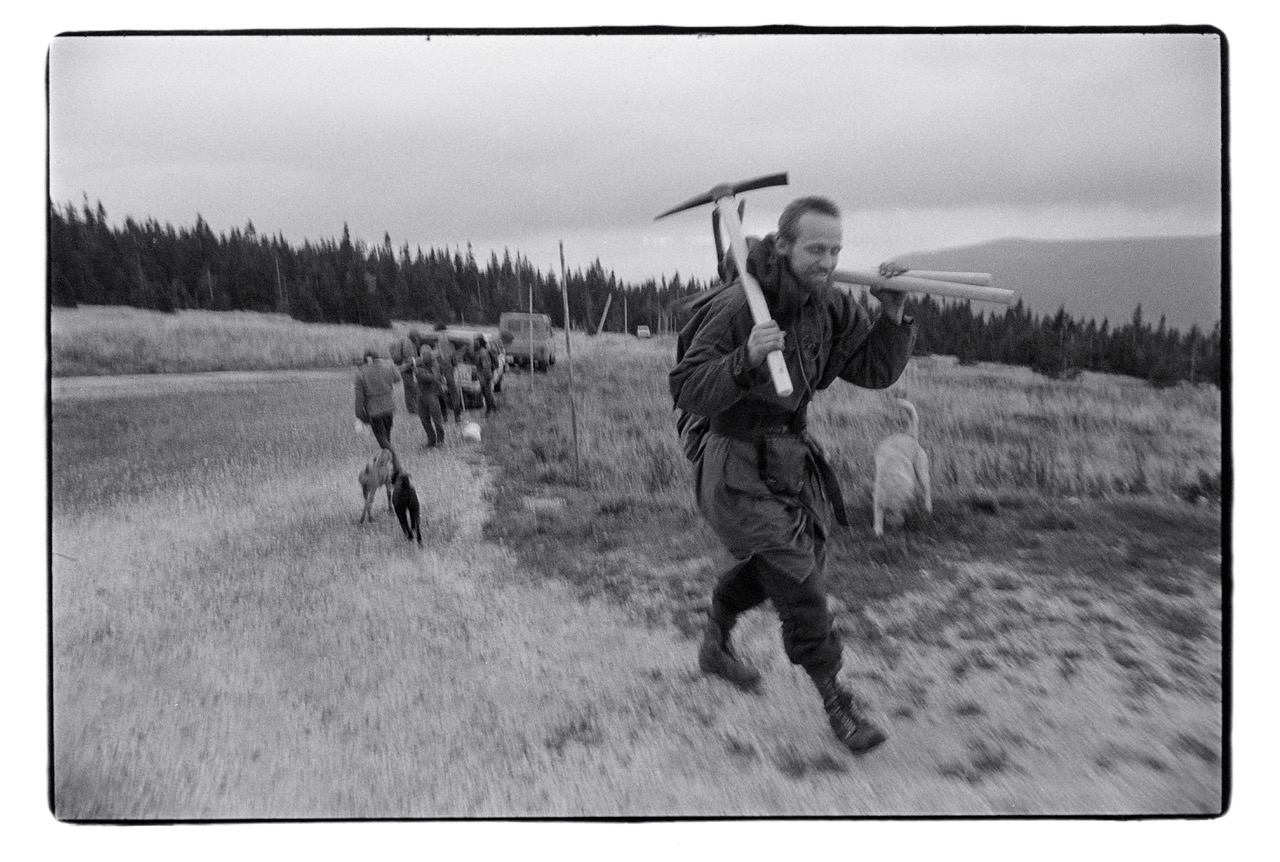 Na horském hřebenu Krkonoš - poustevník Marek Gyaneshwarpuri. Foto: Bohdan Holomíček (1999).
