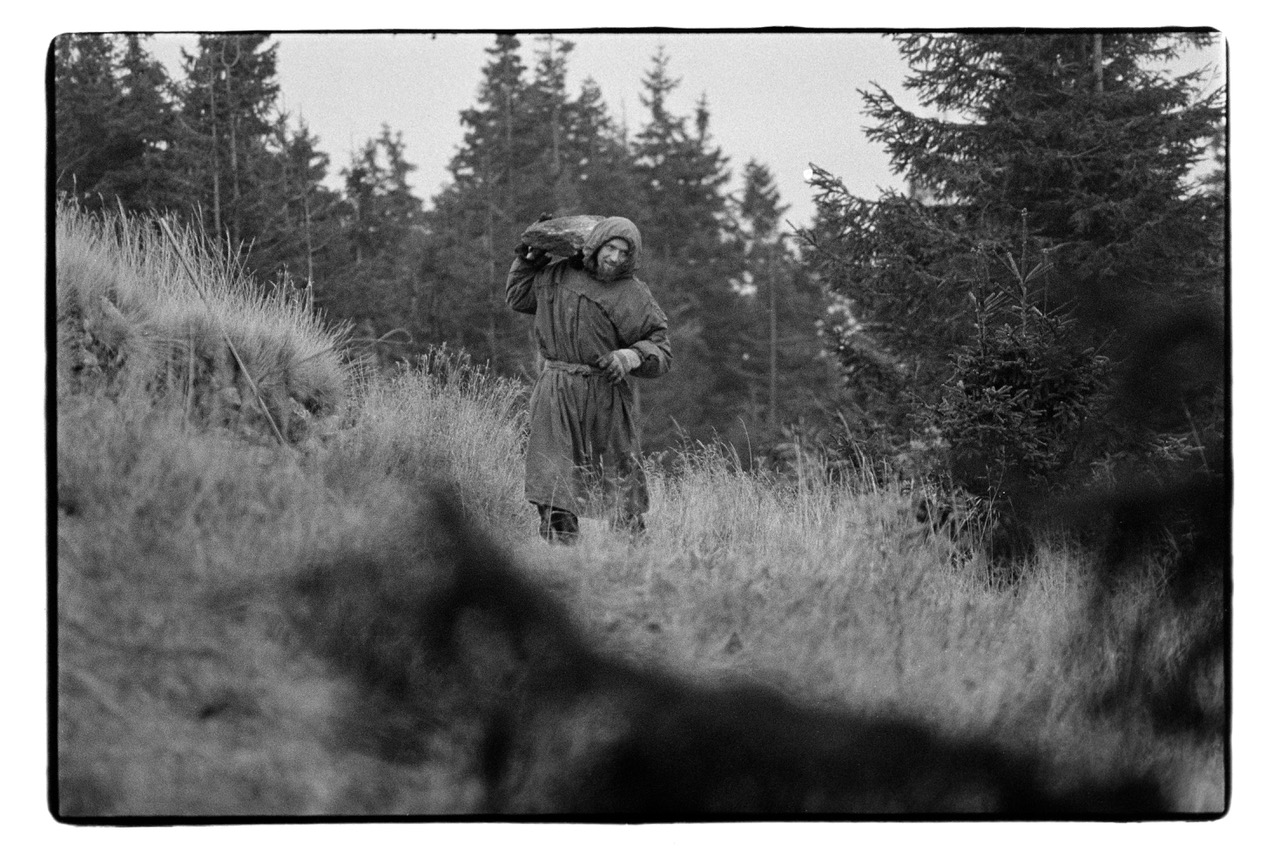 Snáším těžké kameny na obrubu a svodnice horské cesty u Růžohorek v Krkonoších. Foto: Bohdan Holomíček (1999).