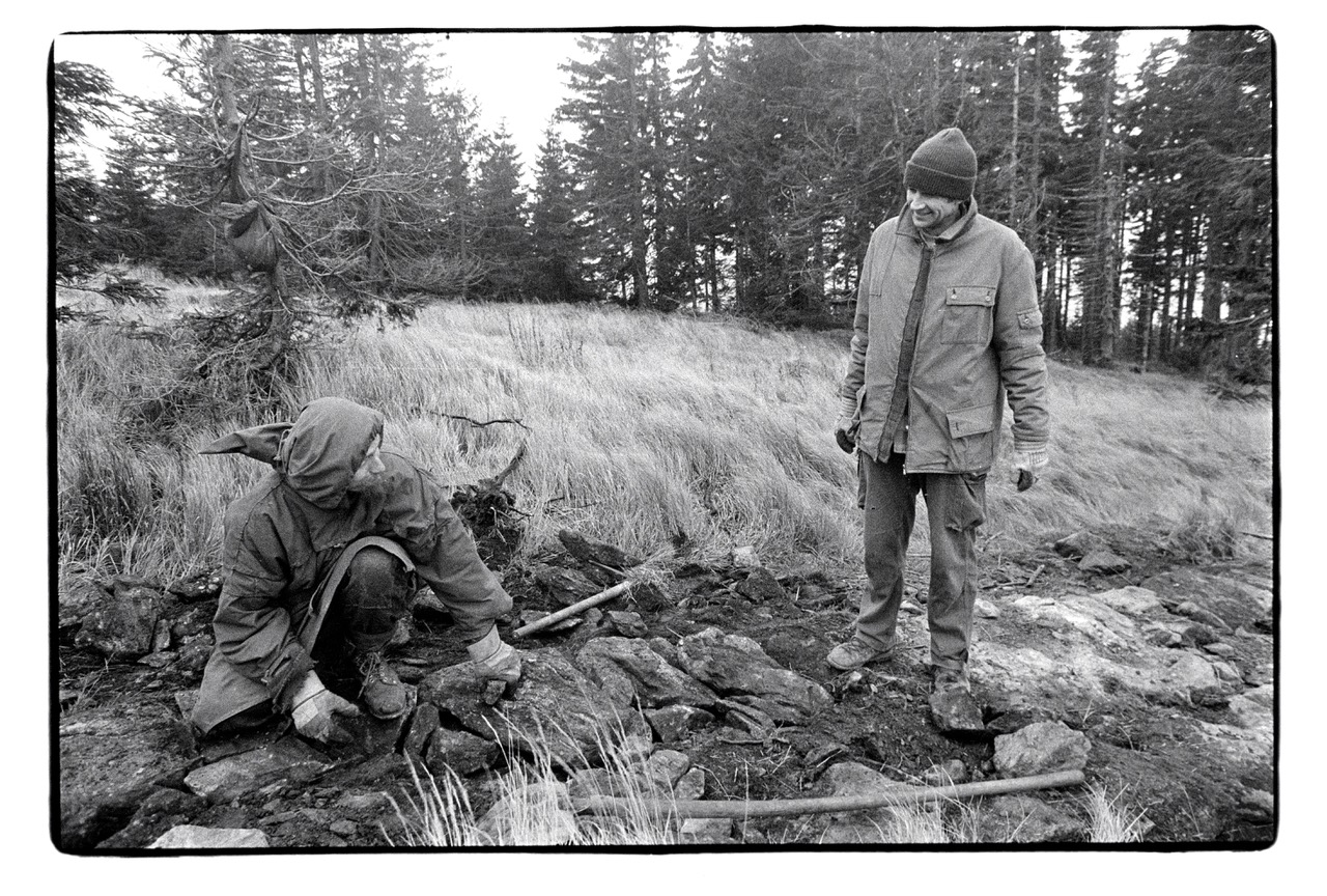 Já a můj zaměstnavatel RNDr. Pavel Klimeš u Růžohorek v Krkonoších. Foto: Bohdan Holomíček (1999).