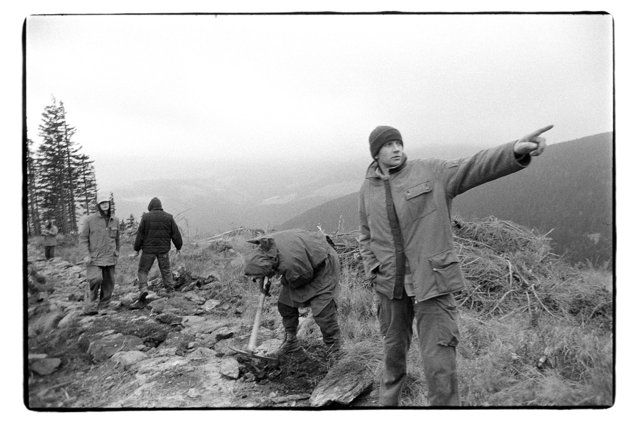 Já a můj zaměstnavatel RNDr. Pavel Klimeš u Růžohorek v Krkonoších. Foto: Bohdan Holomíček (1999).