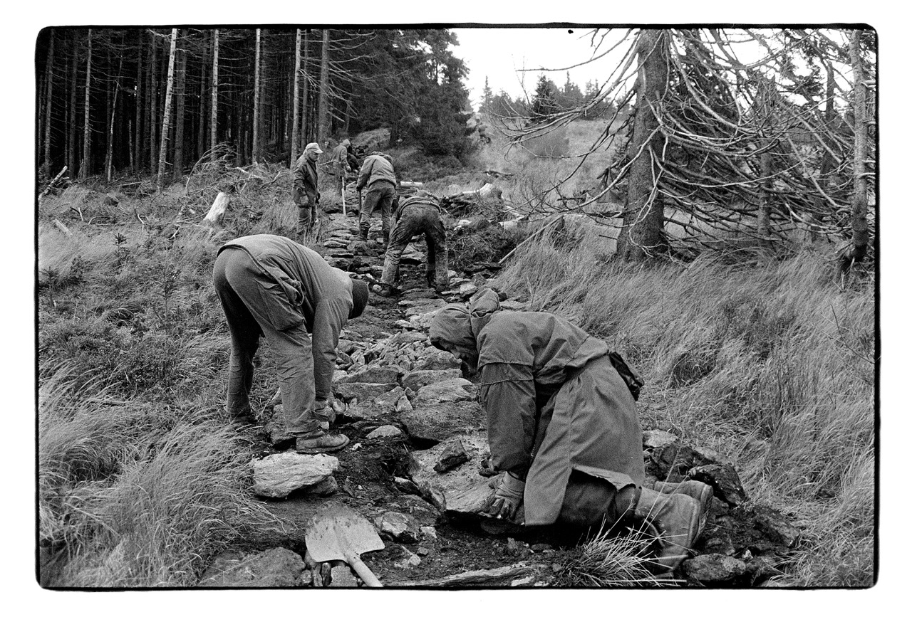 Štětuji cestu u Růžohorek v Krkonoších. Foto: Bohdan Holomíček (1999).