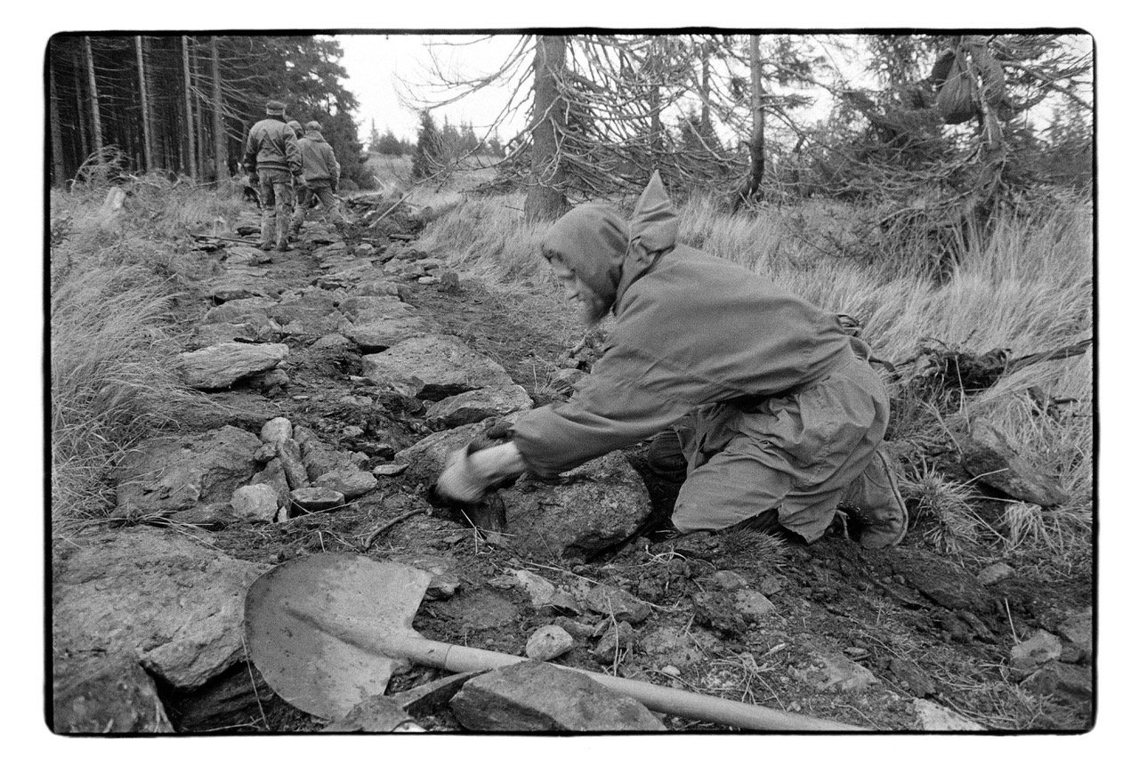 Štětuji cestu u Růžohorek v Krkonoších. Foto: Bohdan Holomíček (1999).