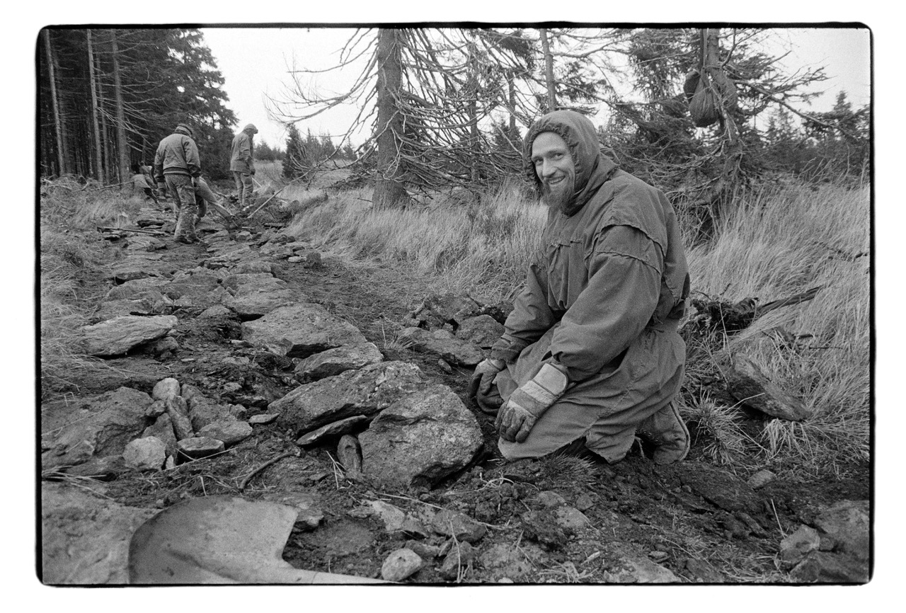 Opravuji horskou cestu u Růžohorek v Krkonoších. Foto: Bohdan Holomíček (1999).