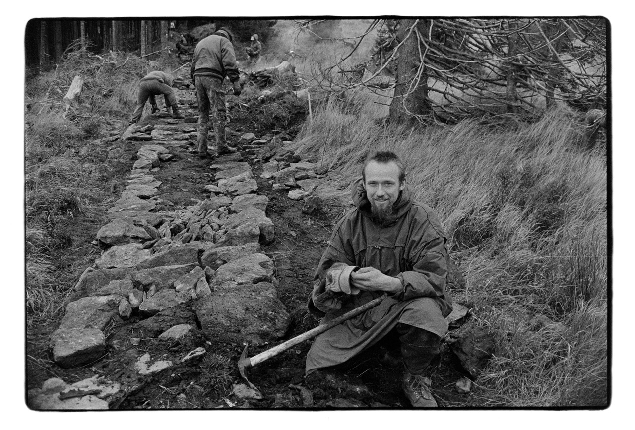 Opravuji horskou cestu u Růžohorek v Krkonoších. Foto: Bohdan Holomíček (1999).