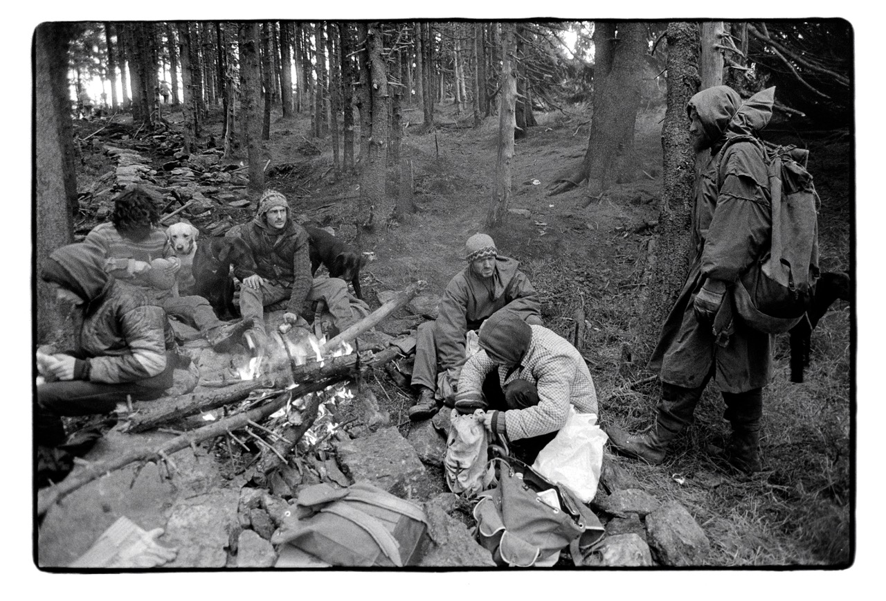 Ohýnky hoří podel cest pro cestáře v Krkonoších. Já vpravo. Foto: Bohdan Holomíček (1999).