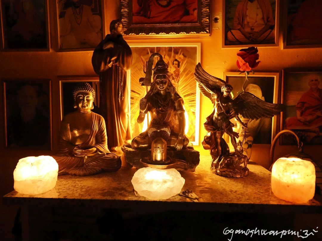 Můj oltář na němž praktikuji Hnutí tří kalíšků k přivolání dévů - andělů.