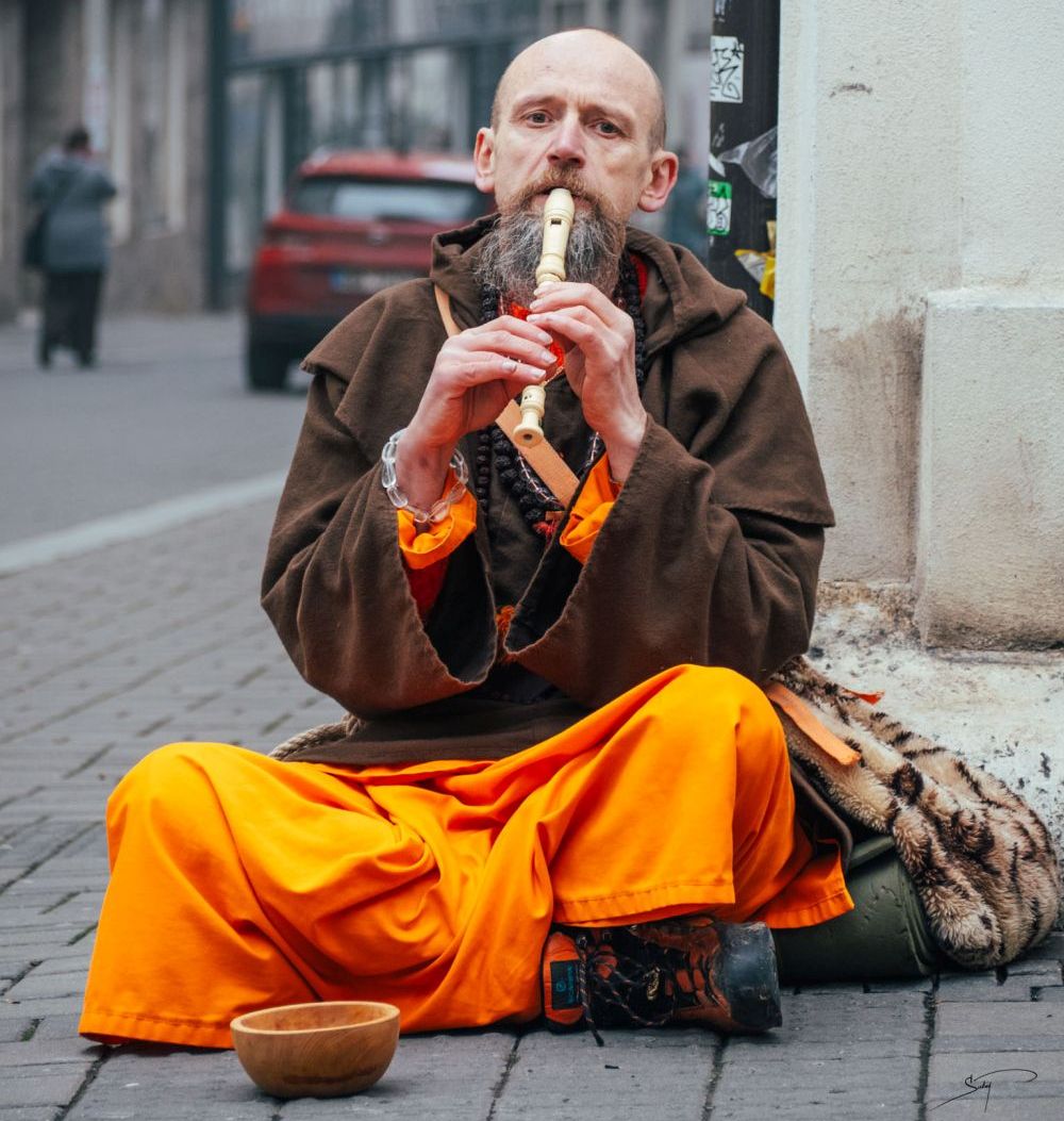 Můžete mne potkat v kutně svatého Františka z Assisi před Minoritským kostelem v Brně jak hraju lidem na flétnu svých pár popěvků. Nezapomeňte mně mnichovi za hru přispět almužnou na pokrm vezdejší do zázračné misky splněných přání. Foto: Tomáš Sukup (2025).