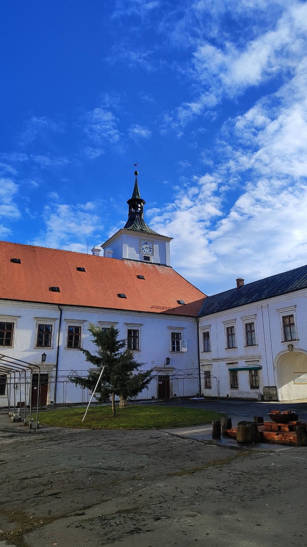 Nově podporuji například ášram ve Střílkách. 