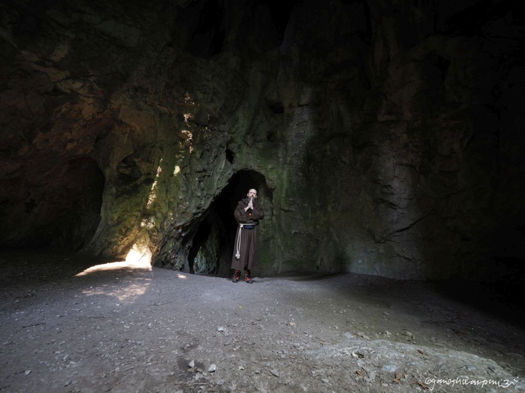 Svámí Gyaneshwarpuri se převlékl z oranžového roucha do hnědé františkánské kutny když šel uctít jeskyni Kostelík (2025).