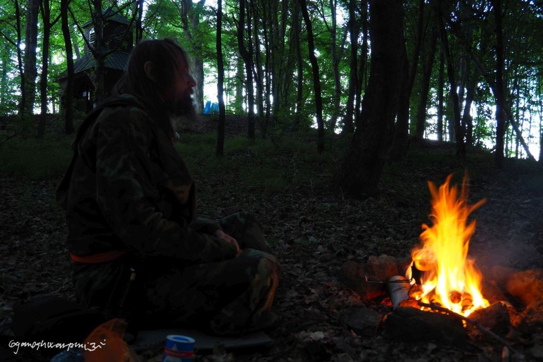 Meditace u ohně na svatém Klimentku krátce před vysvěcením na mnicha (2021).
