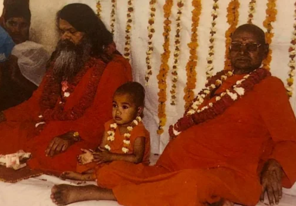 Svámí Avatárpuri vyrůstal od dětství pod vedením obou našich Mistrů. Co se asi za tímto vtělením asi skrývá?