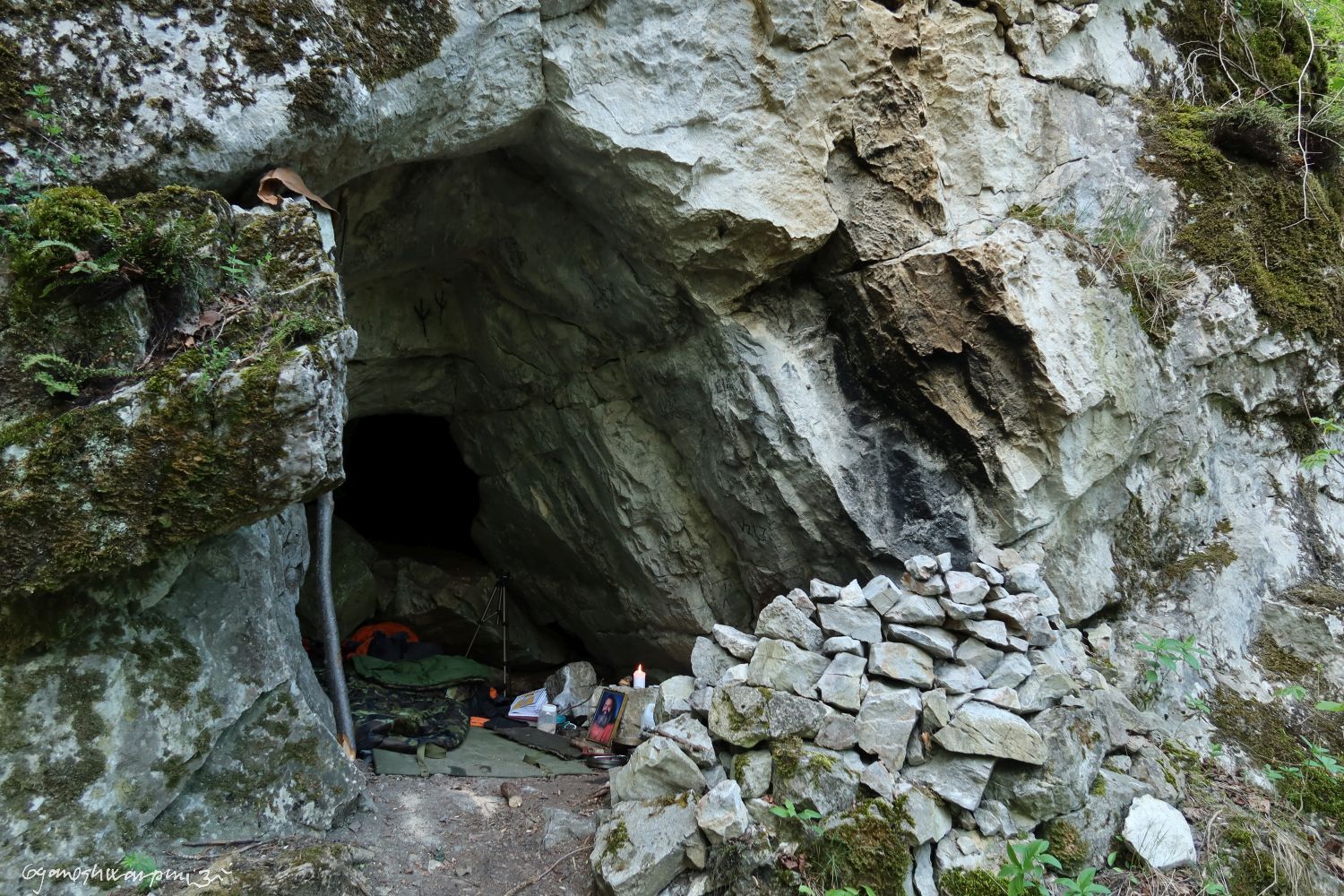 Má meditační jeskyně Doupě v Hádeckém údolí o níž se dělím s neznámými trampy a ctiteli woodcraftu.