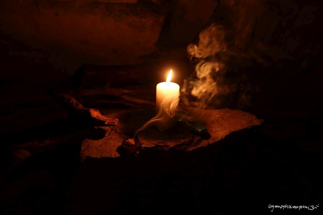 Zapálení kadidla a kostelní svíčky po příchodu na Doupě.