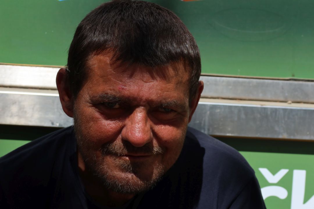 Neznámý bezdomovec sedávající s cedulkou o pomoc na Joštové, který to našel a vyzařuje proto harmonii.