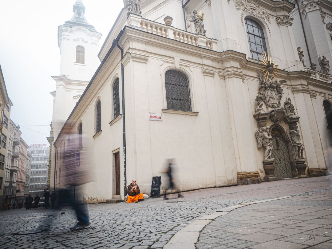Již opět ode dneška na svém místě jako pouliční muzikant na rožku u Minoritského kostela v Brně.