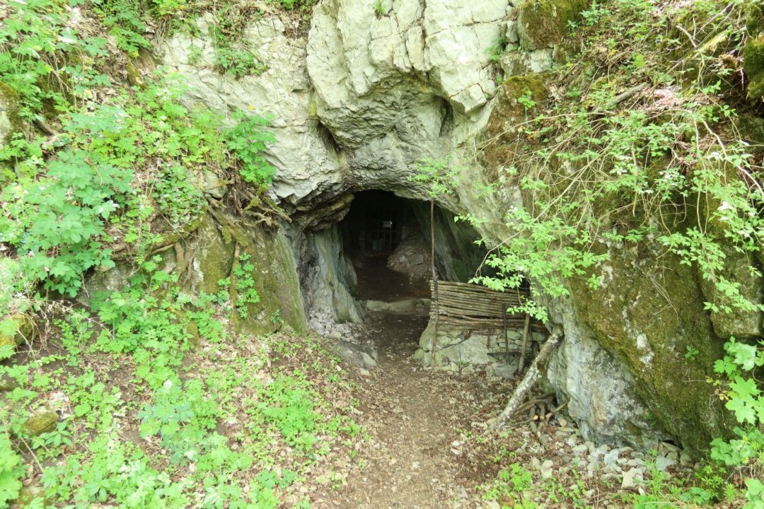 Křížova jeskyně v Hádeckém údolí je nyní speleologické pracoviště ZO 6-11 Královopolská.