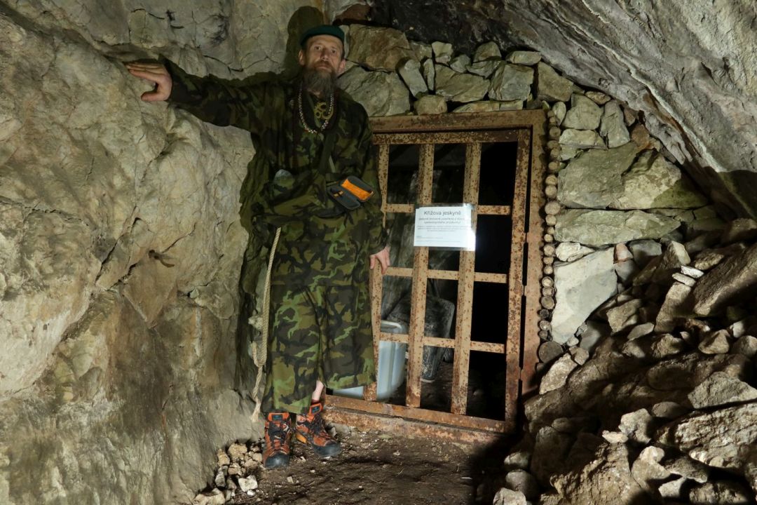 Křížova je provizorně uzamčena mříží s nasucho kladeným zdivem.
