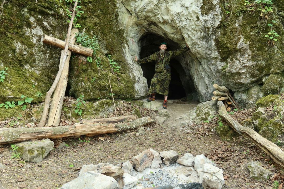 Znovu u jeskyně Adlerova. V popředí velké žároviště pro Toníka.