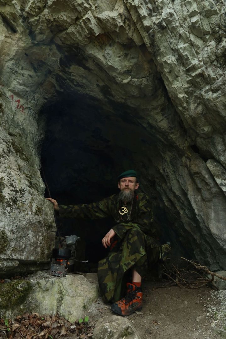 Unikátní fotka s dřívkáčem ve vchodu Adlerovy jeskyně.