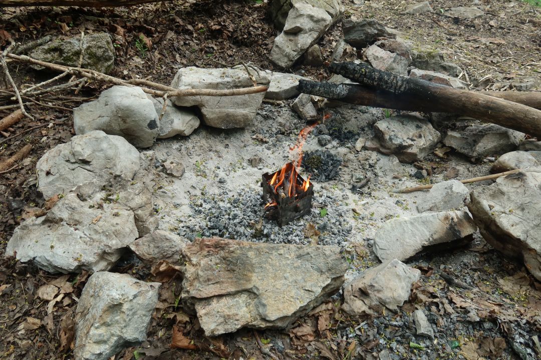 Mnou nepovolené megaohniště před Adlerovou jeskyní. Tohle nedělají skuteční trampové.