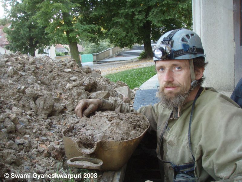 Těžba sedimentu z barokní kanalizace pod jižním ambitem (2008).