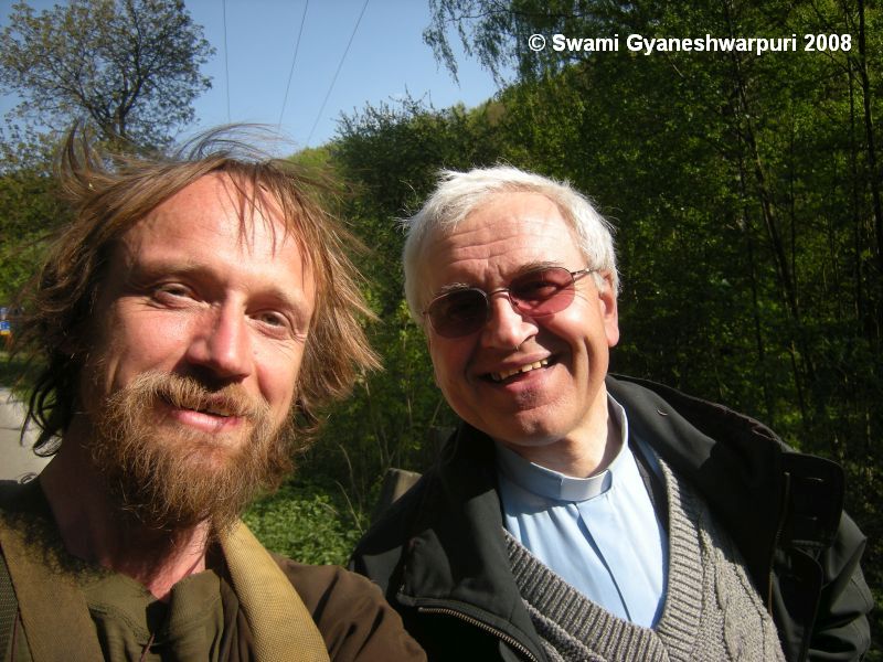 S křtinským farářem P. Janem Peňázem ve Křtinském údolí u Býčí skály (2009).