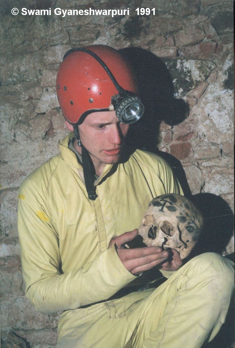 Student archeologie Marek Šenkyřík, objevitel křtinských pomalovaných lebek, vedoucí speleologického výzkumu podzemí křtinského chrámu (1991).