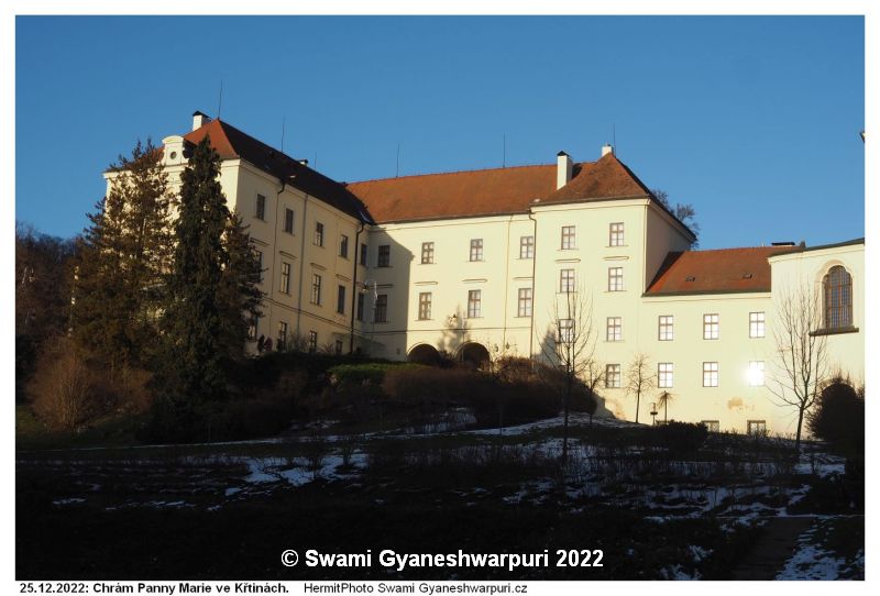 Křtinský zámek, bývalá premonstrátská rezidence, v jehož sklepení má být ukryto dvanáct stříbrných soch apoštolů v životní velikosti.