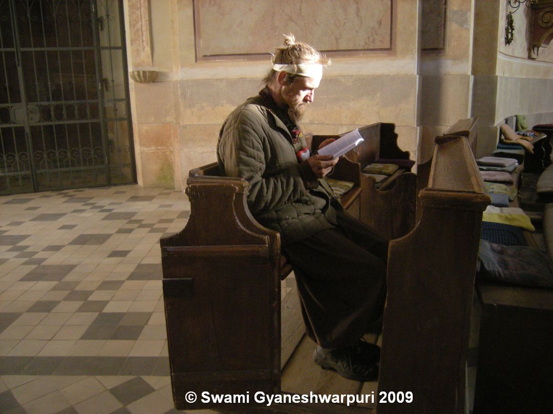 Gyaneshwarpuri v lavici chrámu Panny Marie čtoucí záslužnou Kavičkovu knihu (2009).