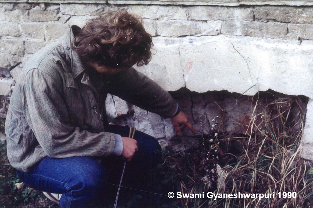 1. prosinec 1990 byl historický den zahájení výzkumu podzemí chrámu Panny Marie ve Křtinách. Toho dne jsme otevřeli zaházenou větrací chodbičku, ktrou jsme vstoupili do chrámové krypty. Na fotografii Radovan Drtil. (1990). 
