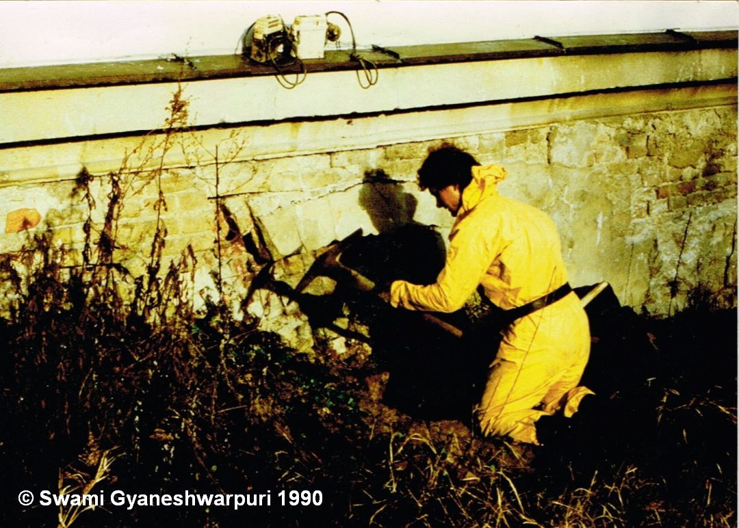 1. prosinec 1990 pronikáme výkopem do větrací chodbičky, kterou jsme vstoupili do krypty pod chrámem Panny Marie (1990). Na fotografii Radovan Drtil.