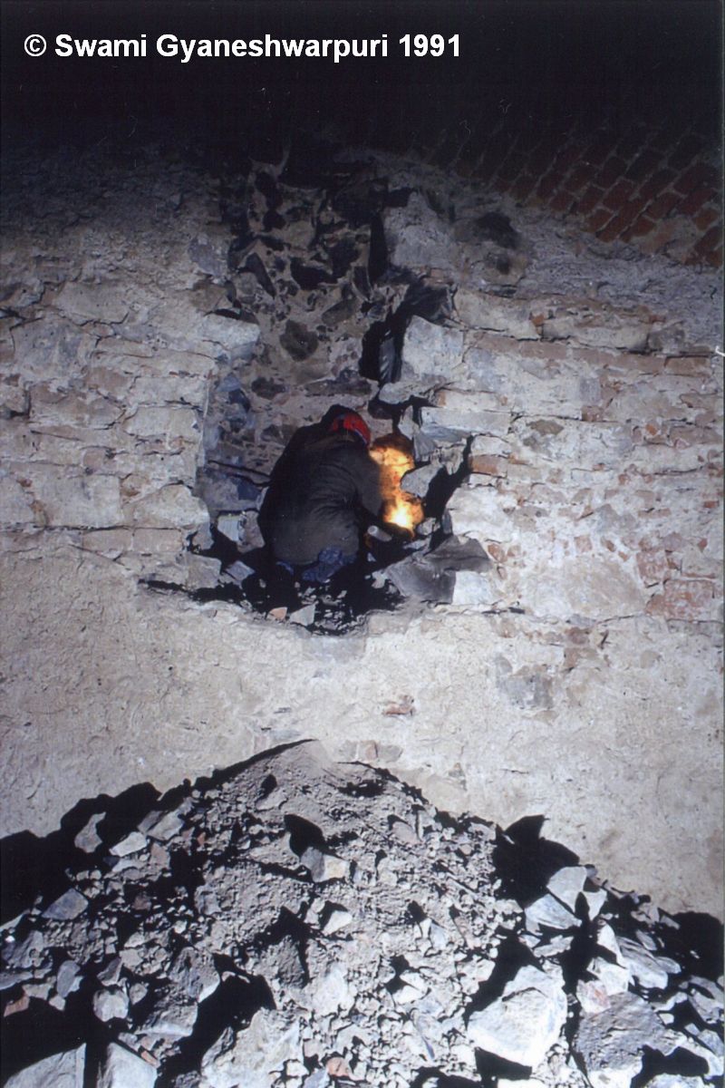 Dlabání zdiva v Hlavní kryptě směrem k neznámé prostoře pod věží chrámu Panny Marie (1991).