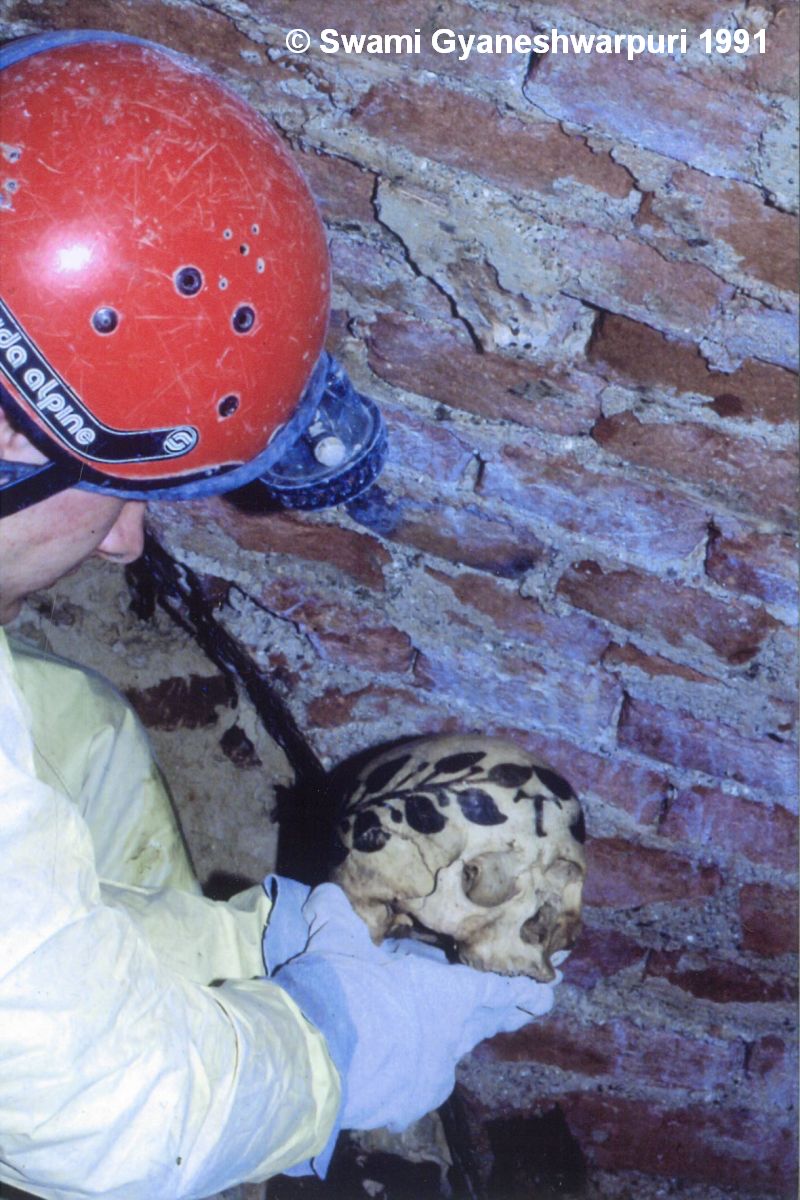 Objev první pomalované lebky v kryptě pod věží - ossáriu chrámu Panny Marie ve Křtinách. Autentické foto ze dne objevu dne 9. února 1991.