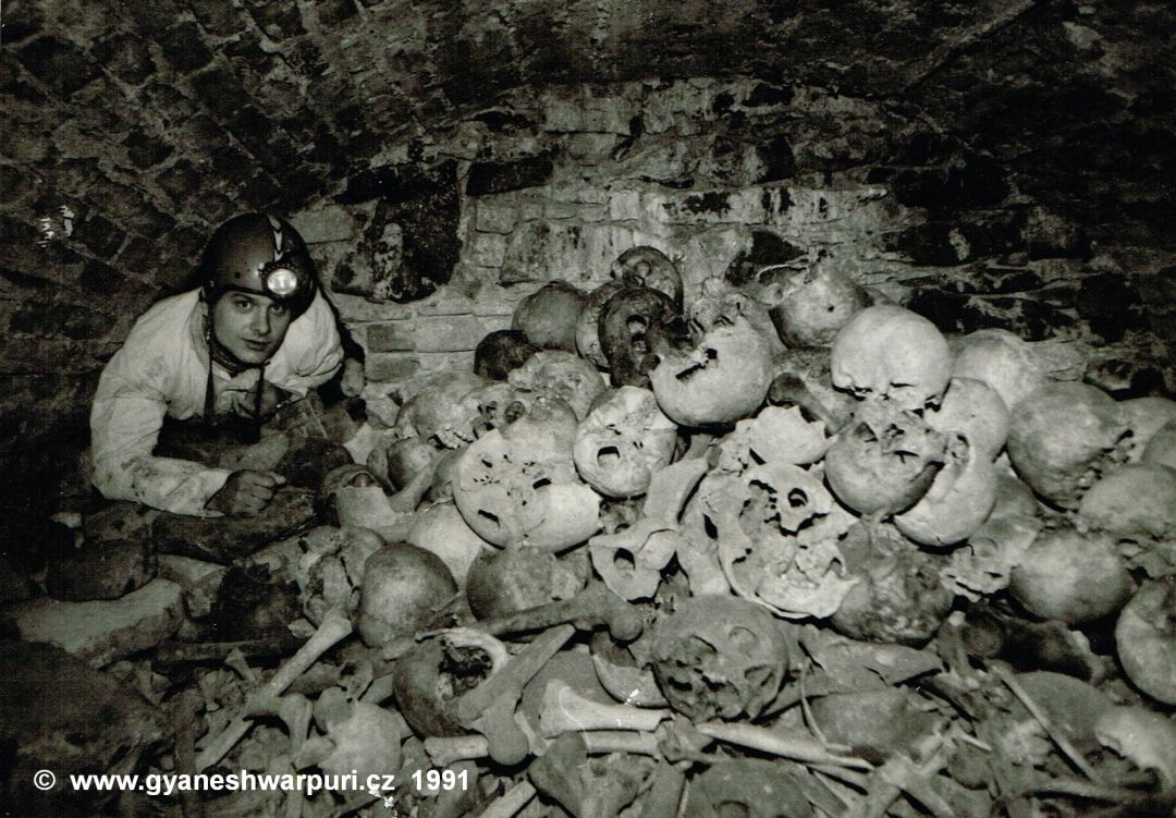 Vyústění objevné sondy do ossária. Původní stav kostnice téměř nezměněn. Na fotografii Radovan Drtil. Foto: Václav Peřina (1991).