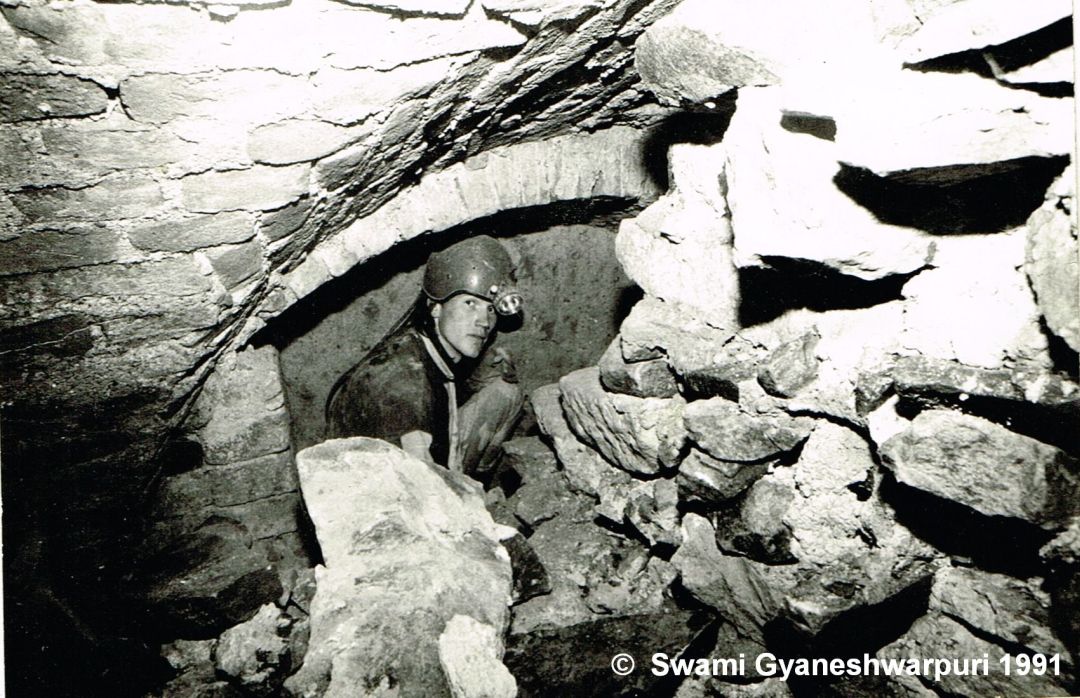 Průzkum zazdívek krypty pod věží chrámu Panny Marie. Na fotografii Jiří Šenkyřík, který jako první nahlédl do objeveného ossária (1991).
