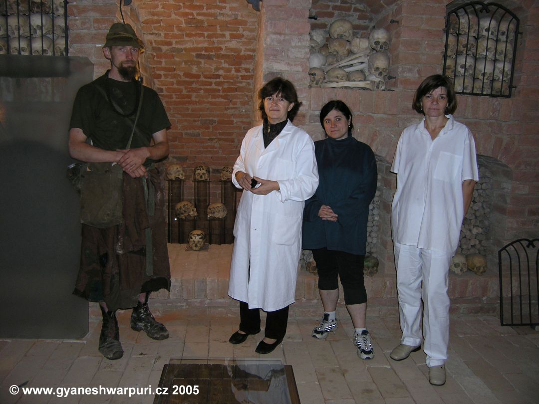 Návrat pomalovaných lebek z antropologického zkoumání zpět do podzemí chrámu P. Marie v r. 2005 - Hlavní krypta. Na fotografii uprostřed RNDr. Ladislava Horáčková, vprávo od ní MUDr. Lenka Benešová - Vargová. Foto: anonym 2005.