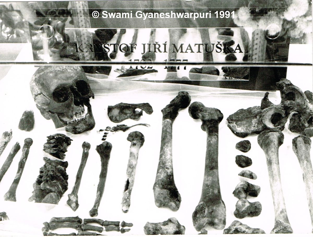 Výstavka na oltáři 14 svatých Pomocníků v chrámu Panny Marie s ostatky opata Matušky při příležitosti jeho znovupochování dne 3. 11.1991. 