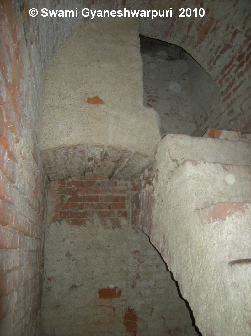 Unikátní fotografie tajné skrýše v pilíři s kazatelnou chrámu Panny Marie , kterou je dnes farním úřadem zakázáno fotografovat (2010).