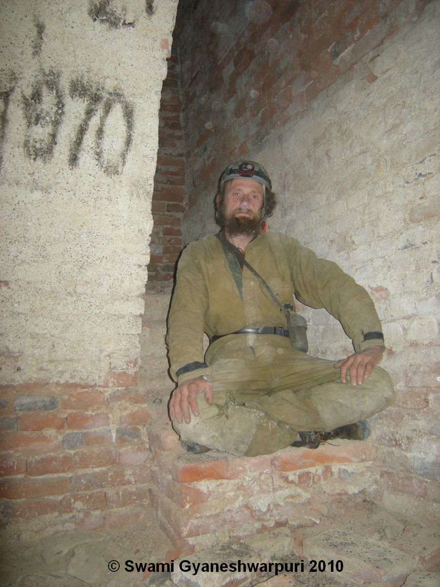 Druhá unikátní fotografie tajné skrýše v pilíři s kazatelnou chrámu Panny Marie, se sedícím Gyaneshwarpurim v místě pro kostelní poklad (2010). 