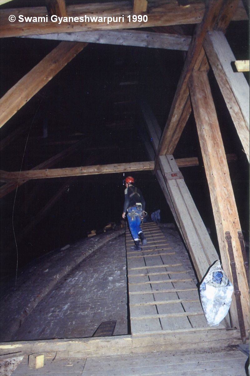 Hledání nových speleologických cest do podzemí probíhalo i na půdě chrámu Panny Marie (1990). 