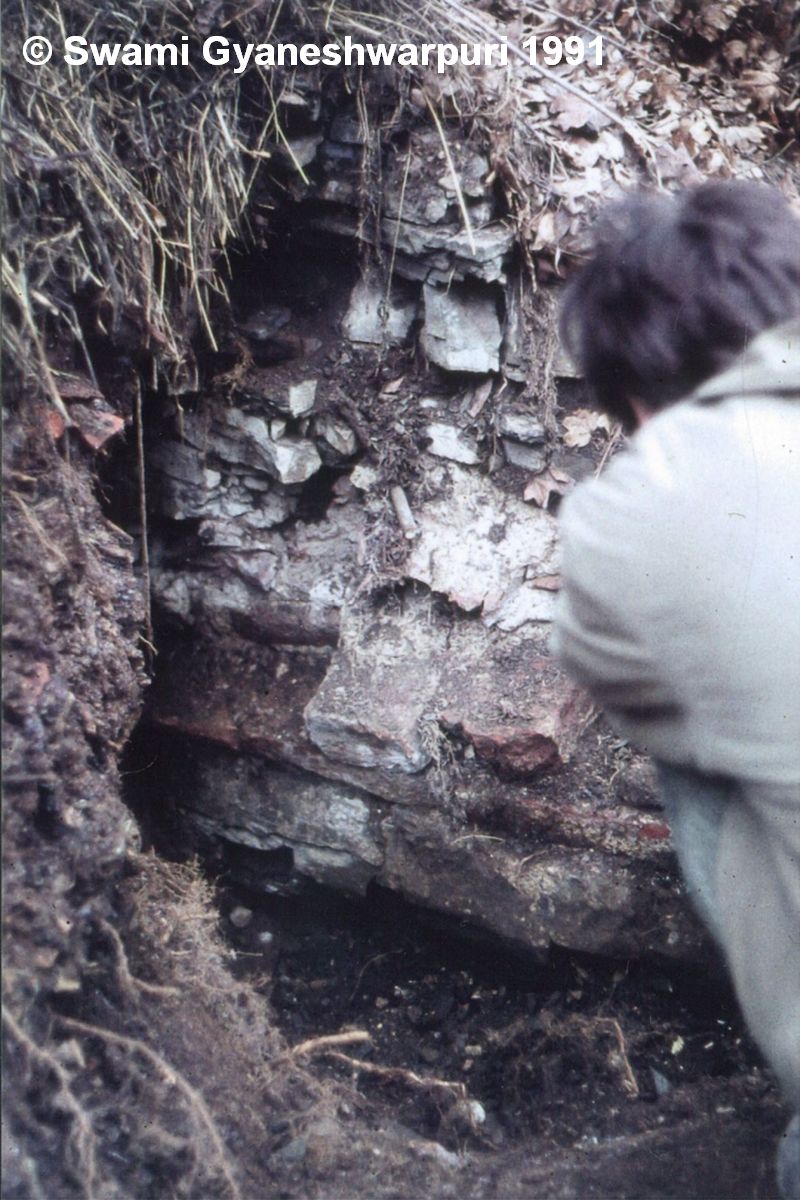 Objevený sklípek za včelínem v prostoru zámku se zachovalým zbytkem cihlové klenby (1991).