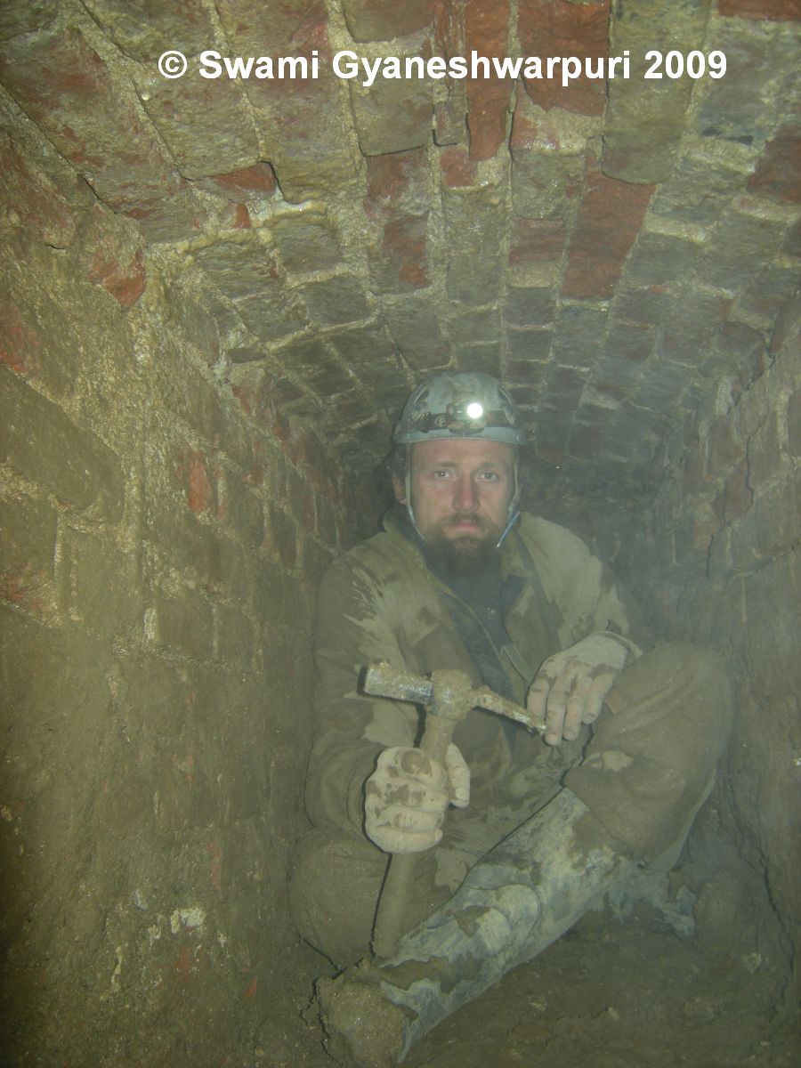 Stejná záběr o rok později v chodbě pod severním ambitem (2009).