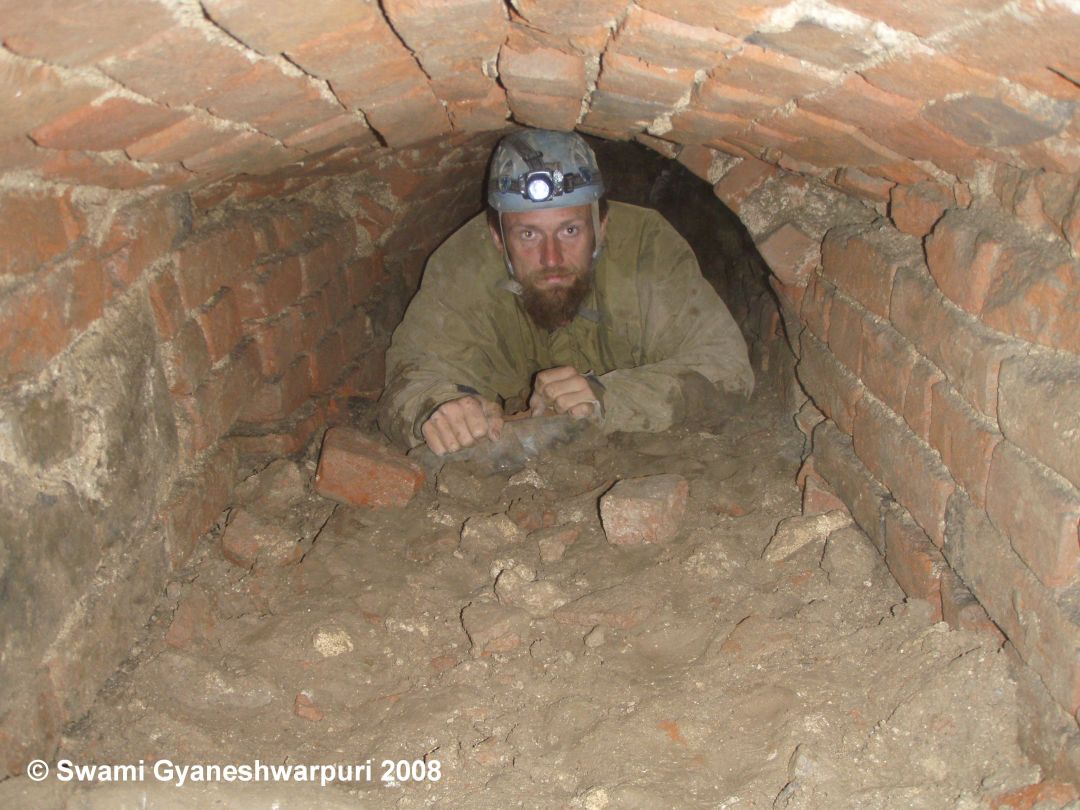 Vstupní chodba do systémku pod jižním ambitem (2008).