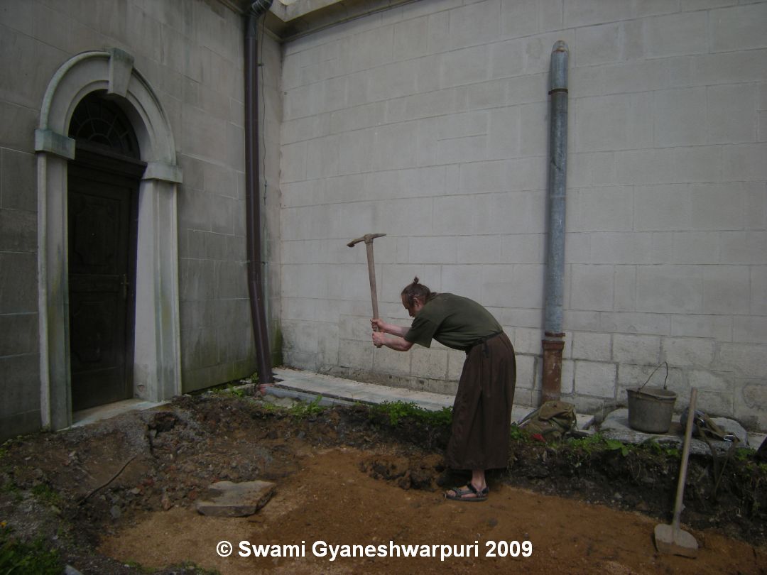 Hledám vyústění barokní kanalizace při úpatí ambitu v blízkosti chrámu Panny Marie (2009).