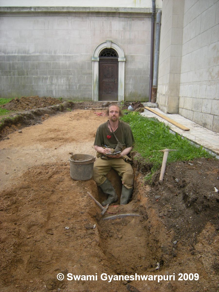 Při hledání vyústění barokní kanalizace na náměstí v blízkosti chrámu Panny Marie (2009).